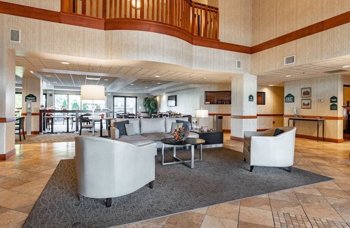 Vienna Hotel | Wingate by Wyndham Vienna/Parkersburg
