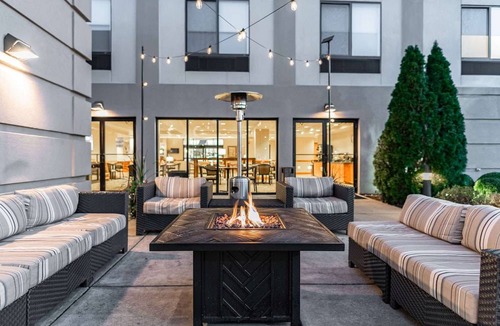 Vienna Hotel | Wingate by Wyndham Vienna/Parkersburg