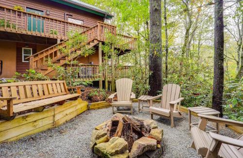 Newland House | Wooded Cabin w/2 Decks on Golf Course in Newland!