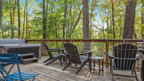 Berkeley Springs Ski Chalet | Wooded Nest, Cozy 3BR Chalet Near Spas, Downtown Berkeley Springs & Hiking