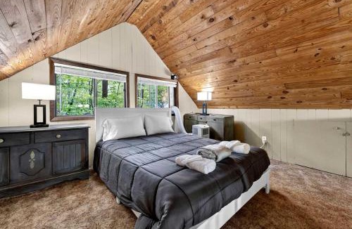 The Woods House | Woodland Cabin Escape w/Fire Pit & Resort Access Retreat in Hedgesville, West Virginia