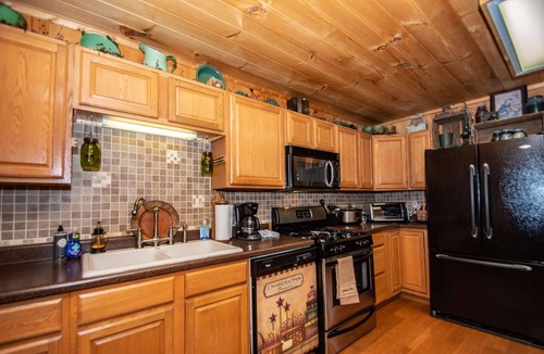 Gatlinburg Cabin | Woods Mountain | Glades Art District w/Spacious Covered Deck & Hot Tub | Free Tickets!