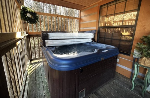 Gatlinburg Cabin | Woods Mountain | Glades Art District w/Spacious Covered Deck & Hot Tub | Free Tickets!