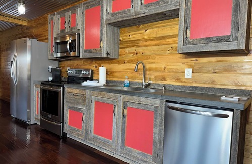 Stanton Cabin | YOU WILL LOVE THIS ONE!-SUPER CLEAN-KING BEDS-HOT TUB-VIEW-HI SPEED WIFI-BOOK IT