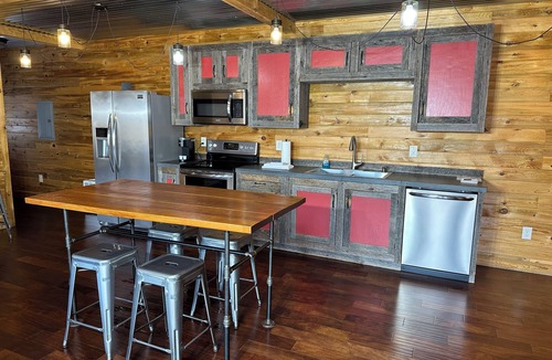 Stanton Cabin | YOU WILL LOVE THIS ONE!-SUPER CLEAN-KING BEDS-HOT TUB-VIEW-HI SPEED WIFI-BOOK IT