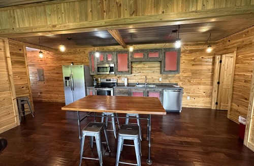 Stanton Cabin | YOU WILL LOVE THIS ONE!-SUPER CLEAN-KING BEDS-HOT TUB-VIEW-HI SPEED WIFI-BOOK IT
