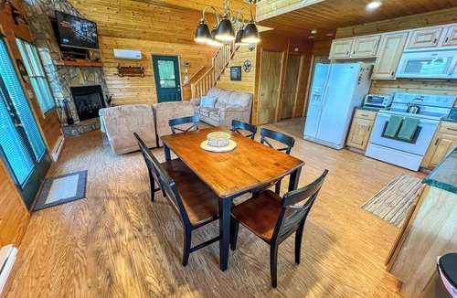 Piney Creek Cabin | Your Cool Escape Starts Here - 3BR/3BA with Hot tub, Game Room, Rvr Access