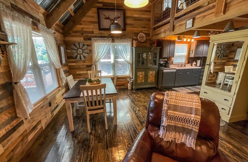 Millers Creek Cabin | Your Cool Escape Starts Here - Riverfront, WiFi, Near BR Parkway