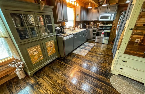 Millers Creek Cabin | Your Cool Escape Starts Here - Riverfront, WiFi, Near BR Parkway