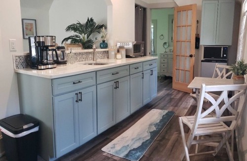 Historic Montford Apartment | Your Montford Nest, Couples Private Retreat. Walk to Town.