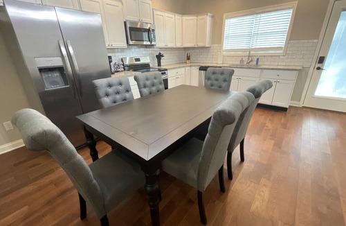 Versailles House | Zenyatta Cottage | 3BR Retreat in Horse Country