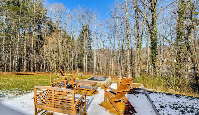 10 Mi to Asheville: Mtn-View Hideaway!