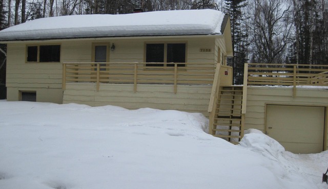 10 minutes from the airport. Lots of amenities! Private acre.