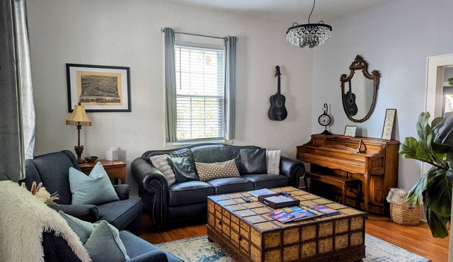 1920s bungalow near river, 8 min to DT AVL!