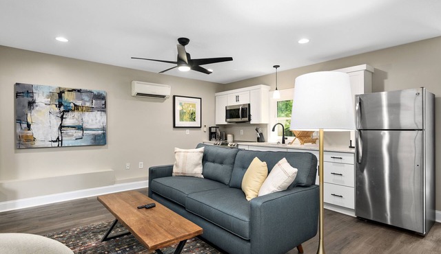 2 Bedroom Pet Friendly Apt w/full kitchen; Private fenced Backyard; Great Wifi