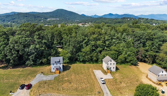 2 Houses! Sleeps 22! Pet Friendly, 10 minutes to Downtown Asheville!