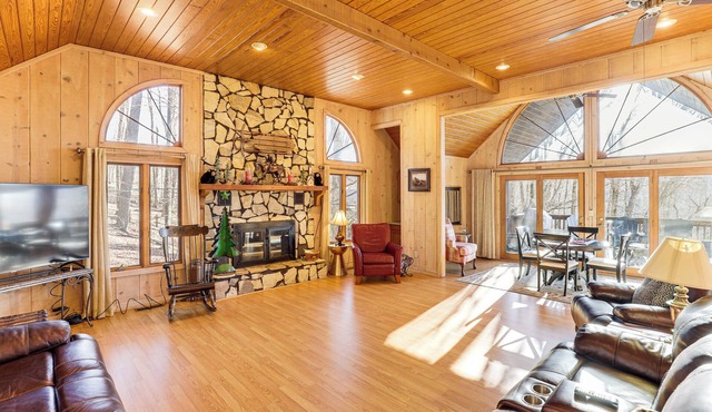2 Mi to Slopes! Spacious Ski Getaway w/Mtn Views