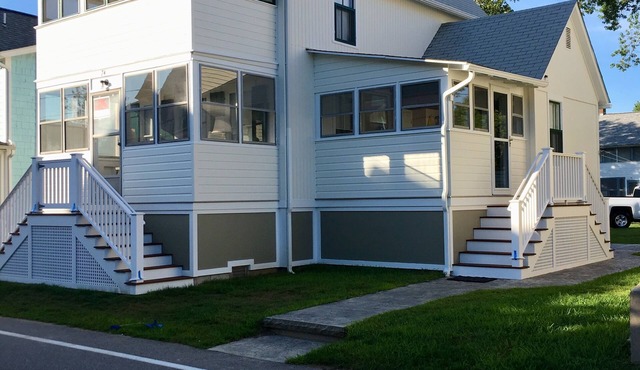 2 mins/350 ft walk to West Beach 4-BR cottage in Westbrook, CT with large yard