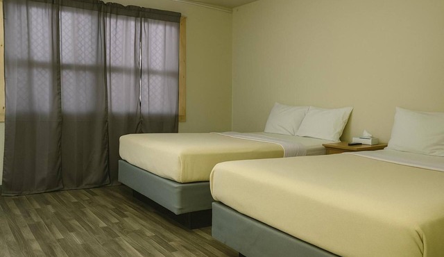 2 Value-Driven Rooms Near Local Dining Options, Next to Wolfe Pointe Museum