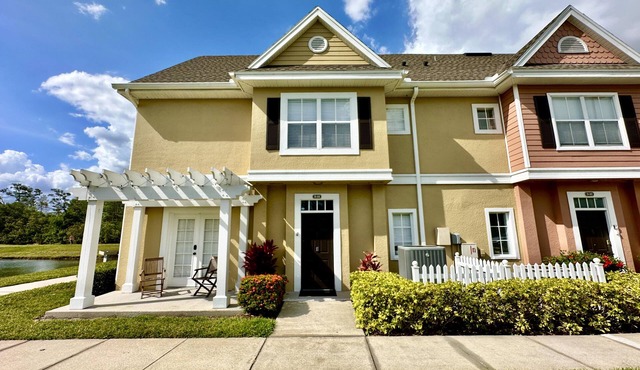 2200 Beautiful, sunny townhome with lake views from every angle