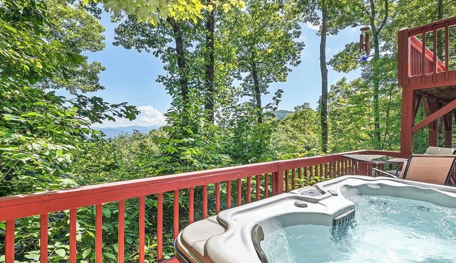 4,000ft in Elevation with Layered Mtn Views, HOT TUB, Wifi, Firepit, and privacy