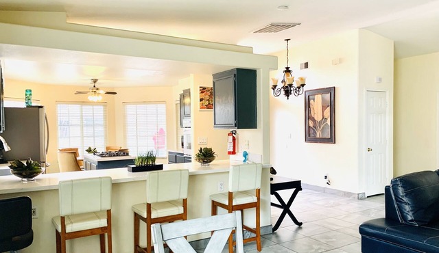 4 bedrooms house. Sleeps 14, 13 miles to Airport, 7-11 miles to the Strip.