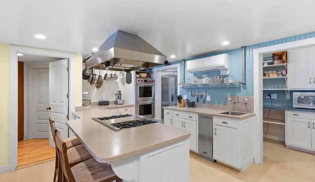 5 Acre Private Coastal Estate: 2 Homes, Kayaks, Kid-Friendly, Gym w/Peloton +