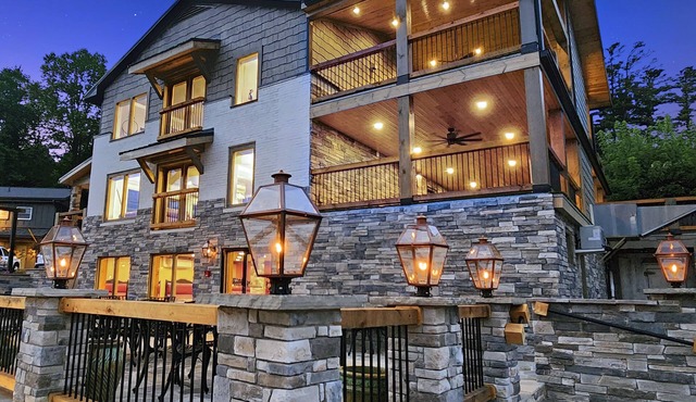 5-Star 6-BDRM Luxury House Main St Downtown Blowing Rock w Hot Tub Premier Host