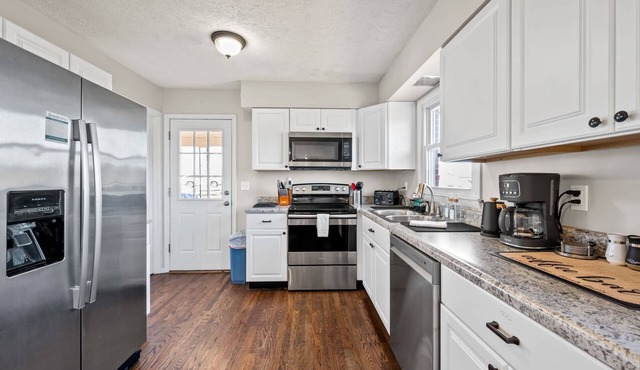 6 Min to Ark, Free Covered Parking, Deck and Grill