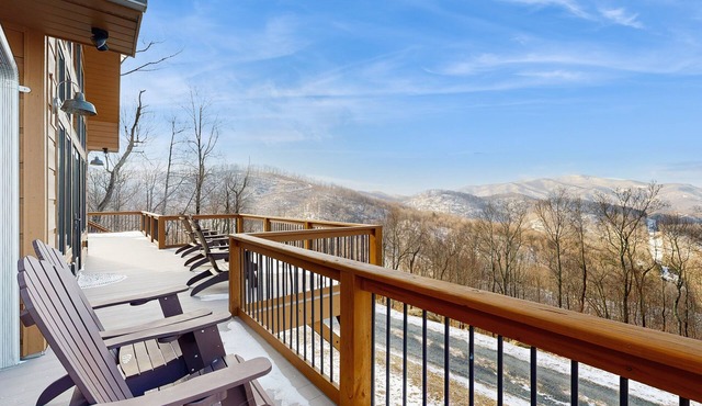 60 Acre mountaintop retreat w/game room, chef's kitchen & fireplace