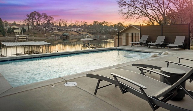 7 Bedroom Lakefront w/Heated Pool, Hot Tub, & Game Room
