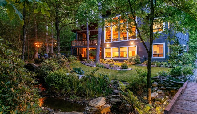 A Robins Nest Brand New Creekside Home with Hot Tub and Game Tables