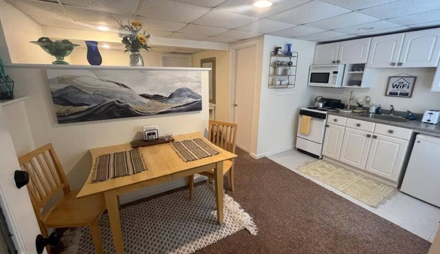 Adorable in-law studio w/private entrance-Minutes to downtown, 5 miles to beach!