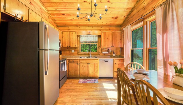 Amazing Fun Location, Hot Tub, BBQ, Near Wineries, by Stream, Fiber Internet