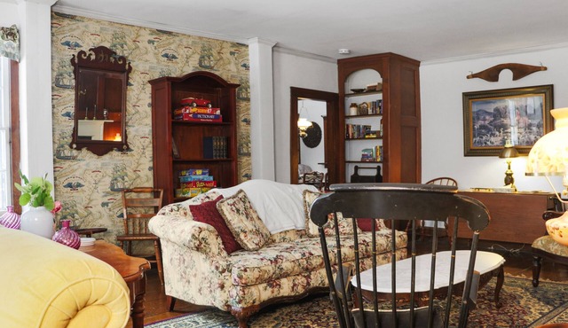 Antique Farmhouse Getaway - Spacious yard, Casinos