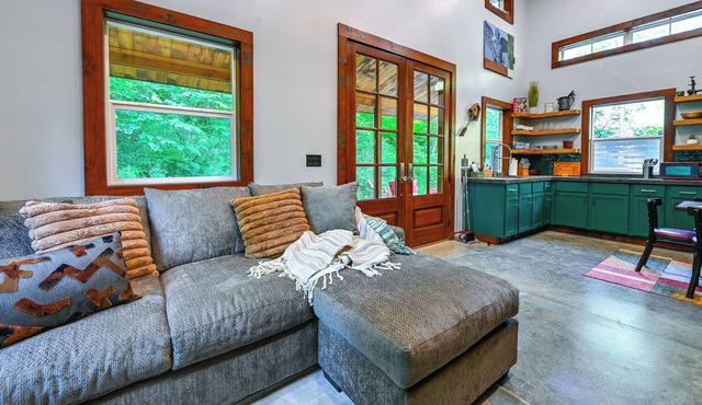 Appalachian Cabin Haven! Gateway to Lake Linville!