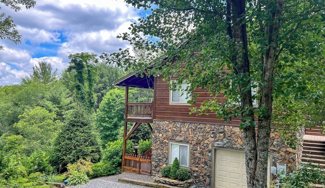 Appalachian Hideaway - 3BR/2BA Hot Tub, Fire Pit, & WiFi, Near Boone!
