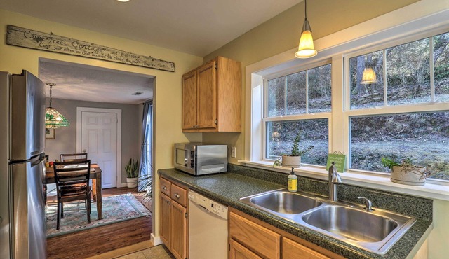 Asheville 'Carefree Cottage' ~ 6 Mi to Town!