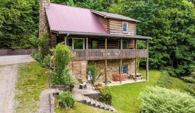 Asheville Log Cabin w/Year-Round Mountain Views!