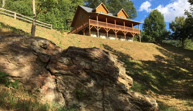 Authentic log cabin with astonishing mountain views; close to Blue Ridge Parkway