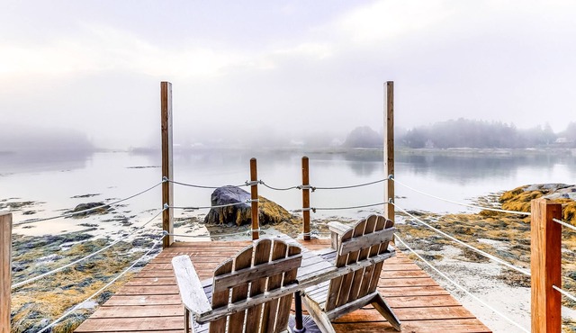 Bayfront dog-friendly cottage with fireplace, dock, washer/dryer & AC