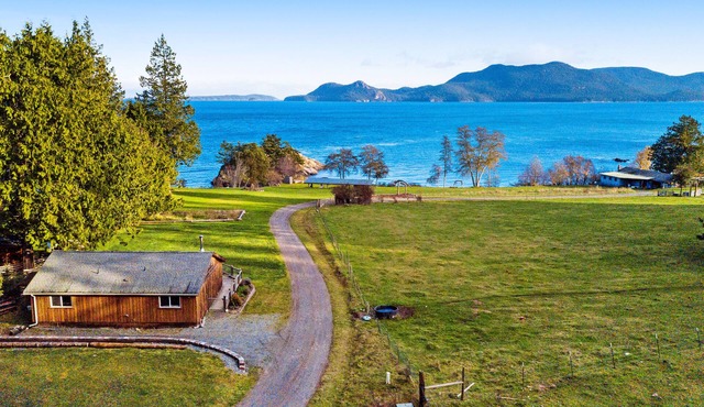Beachfront cottage on Buoy Bay w/beach access & boat moor