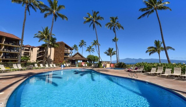 Beautiful 1 bedroom in Lahaina resort with fitness room, AC, and WiFi