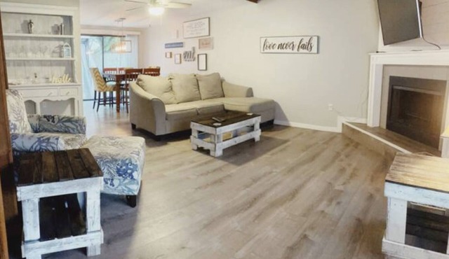 Beautiful home with huge backyard close to siesta key beach