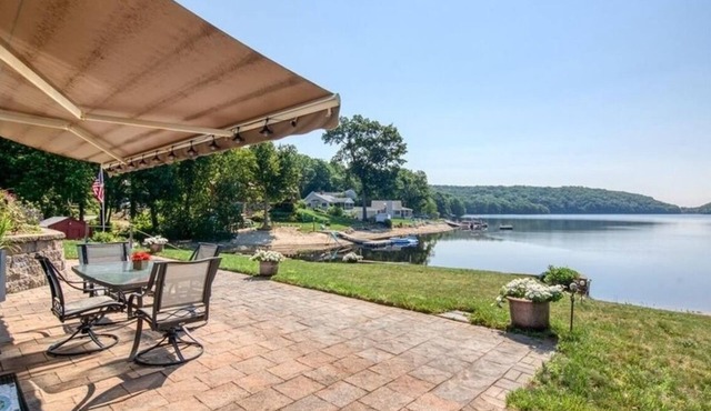 Beautiful lakefront retreat just 15 mins to casino