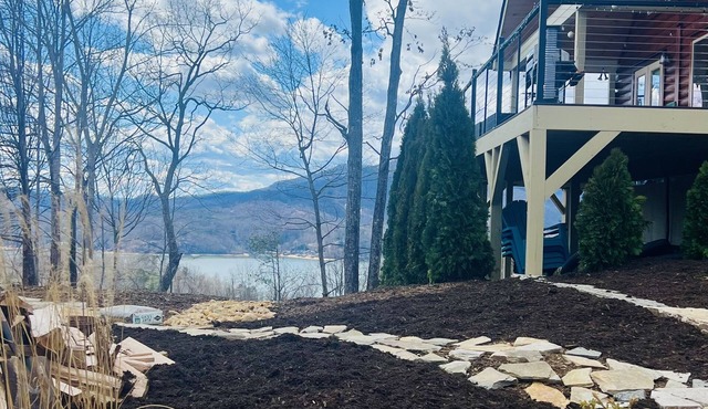 Beautiful NEW 5 br 4 bath Log cabin with PRIVATE HOT TUB overlooking Lake Lure