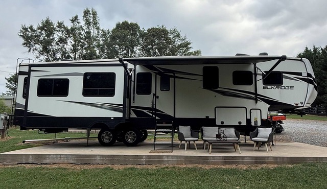 Beautiful RV minutes from TIEC