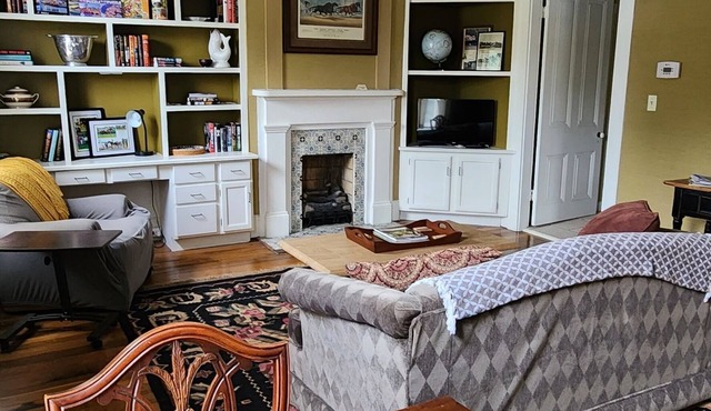 Beautiful upstairs apartment located in historic downtown Midwayn