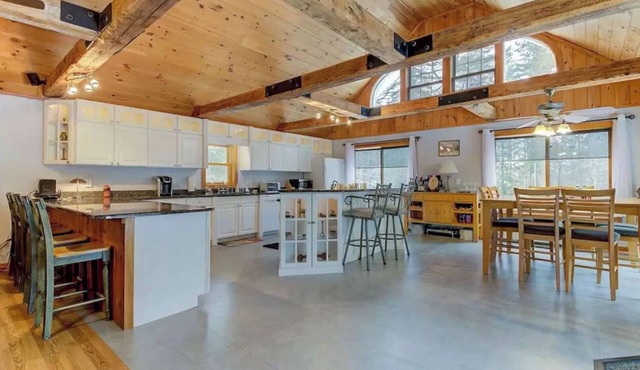Beautiful White Mountains chalet - walk to water, pet friendly, all amenities