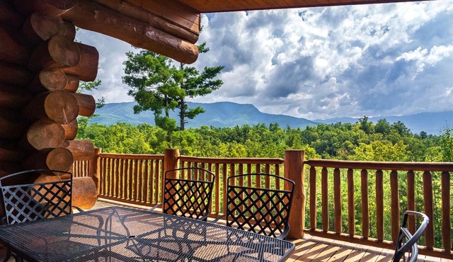Big Bear Ridge Lodge - Breathtaking mountain views and private forest scenes in amazing large log cabin